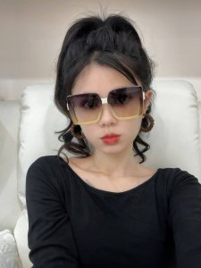 芬迪 2025开春新款 潮流爆款 时尚方框太阳镜 高品质 佩戴舒适 网红潮款墨镜 女士高清太阳镜 高品质镜框 型号 Fd1300