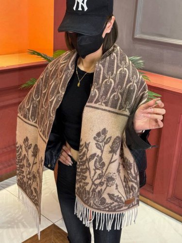 爱马仕巴黎时装展商务男士女士羊绒围巾代工厂P臻选上乘的超细羊绒纤维 进行纯手工精梳处理 耗时耗力 再以清泉水浸泡涤荡 使羊绒纤维呈现出独特的蓬松质感 手感才如此