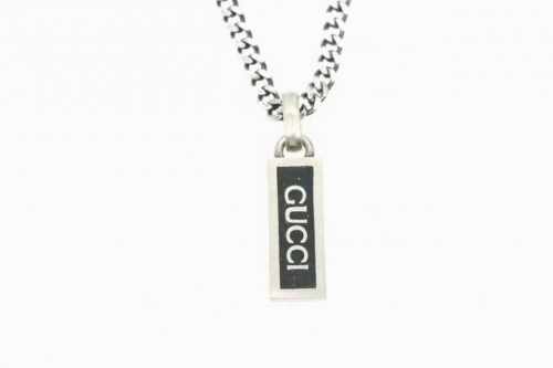热销款 Gucci 古驰 黑色大理石纹路珐琅项链 今夏超热的Gucci黑珐琅系列终于来喽！ 手工制作的珐琅使得每一件作品都呈现出不一样的珐琅纹路，唯一无二。 这