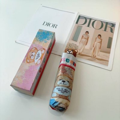 Moschino 莫斯奇诺 熊头柄 五折手开伞设计师Franco Moschino以自己的名字命名的一个意大利品牌，创立于1983年，风格高贵迷人、时尚 可爱又