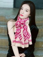 新款 小香2025最新款真心赞 双C羊绒长巾 实物真心美 披肩配以印花无论设计喷绘都是非常到位细节都可见整个围巾给人气场的同时又非常精致高端Vip推荐绝对值得入