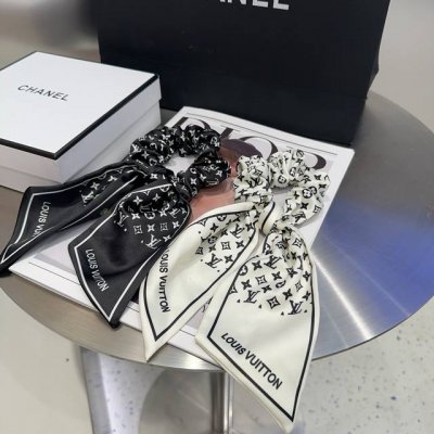 配包装盒 louis Vuitton 路易威登 驴家新品飘带发圈 经典Lv标志 简单大气 特别吸睛 超火爆小单品