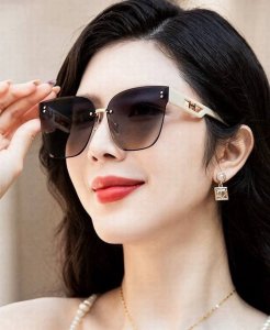 爱马仕 经典的方框设计 不挑脸型 无论搭配大衣还是连衣裙都非常显气质镜片预防紫外线 型号 H1100