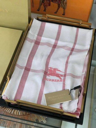 巴宝莉轻盈格纹围巾最新款出货了 精美马标刺绣Logo 精湛制作工艺首先臻选上乘的超细羊毛纤维 进行纯手工精梳处理 再进行清泉水浸泡涤荡 使羊毛纤维呈现出独特的蓬