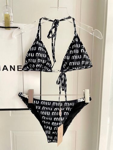 Miumiu缪缪新款比基尼适合多种场景的游泳衣 海边 游泳池 温泉 水上乐园 漂流都可以内搭也完全可以 连体设计遮肉显高挑 腹部有点肉肉也不影响咱美美的 背面设