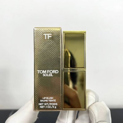 高端品质 Tf金箔唇膏对版质量拍照视线较弱，实货比图片好看Tf金管24K金箔变色润唇膏，涂在嘴唇上粉粉的，外观看起来好像一条黄金。口红控这支一定要收呀！全球限量