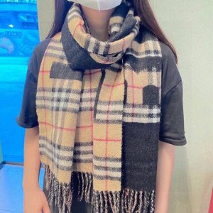 Burberry双面提花羊羔毛绒围巾最新英国专柜的单子极品奢华点在于：一面是经典羊绒格子字母徽标提花，一面纯色徽标提花，一条等于2条围巾，代工厂出品，织造太复杂