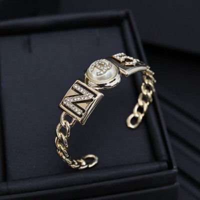 chaneln5字母手镯不要太美腻 精致小物件必备 一年四季都可配戴 细节中提升衣品 提升质感 优雅气质 时髦精收藏款 日常通勤精致