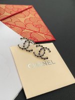 P60 本季必入爆款25B新款耳钉 Chanel双C精雕黑白花边字母耳钉 火到炸裂，美到窒息，不买真心对不起自己全部采用精雕技术，无敌重工，超美[偷笑][偷笑]