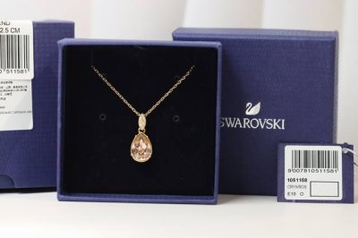 速抢年末惊喜特价 Swarovski 金色粉钻水滴 锁骨项链 高品质！配如图全套包装！全国！ 均自家实图拍摄，活动产品数量有限，售完即止！