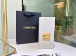 专柜品质 -Tf白麝香香水 白瓶 专柜品质前调：玫瑰、藏红花、百里香；中调：茶、乳香、铃兰；后调：檀木、绒面革、琥珀、麝香；木质花香 低调像是体香 有种若即若离