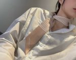 上新新版黑千鸟，三代Montaigne Mitzah 丝巾从标志性的 Dior 精品店地址汲取灵感，千鸟格纹图案彰显品牌优雅风范。款式经典，造型修长，两端尖角设