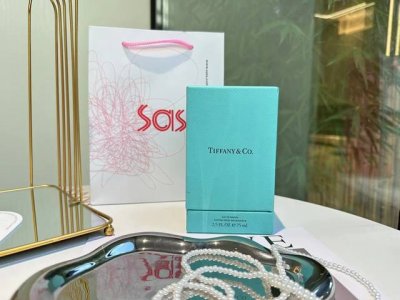 专柜品质 蒂芙尼钻石香水迷倒男友的少女香75Ml 前调:粉色胡椒橘子叶梨中调:鸢尾 茉莉 玫瑰 后调:琥珀安息香藿香胡萝卜香草 关于味道我是第一次闻好好闻味道非