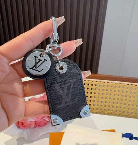 路易威登Lv钥匙扣挂件M641 Travel Tag包饰与钥匙扣彰显游牧精神，向路易威登制箱传统致敬，该配饰由奢华材料制成，饰有Lv首字母和圆形Lv标识坠饰。可