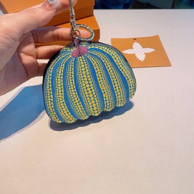 lv草间弥生南瓜零钱包挂饰，南瓜零钱包 9×11×2.5㎝，不是小费包，放Ipod刚刚好！可以当耳机包！挂包上绝了！超级爱这个小零钱包！正面是南瓜，背面是老花！