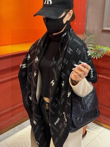 升级双面同色 加密面料 上新 140*140台版印花 黑白二色 高级都市新贵 山茶花的再一次邂逅 绝对的气质Chanel Lady高级调调 Chanel所代表的