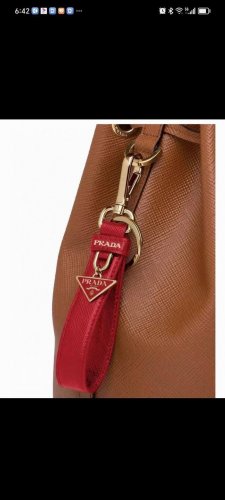 普拉达 prada 钥匙扣官网款 三角牌吊坠皮圈钥匙扣 车钥匙挂件包包配饰 顶级进口pu材质抛光钢配件 原版Logo非常精致 配包装