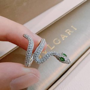 宝格丽戒指V金材质。Bvlgari宝格丽 Divas‘ Dream 系列 品相完美，细节无敌，那种独特的色泽完全无可挑剔，再缀以经典指环外形设计，简约之余却又优