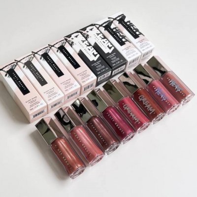 打起出货 蕾哈娜唇釉！色号： 流光款粉盒：01#Fenty Glow，02#Fussy，05#Hot Chocolit，08#Riri 浓彩款黑盒：02#Fen