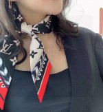 专柜在售 摩登飘带 Lv Crafty Bi Color Bb 束发带秉承摩登美学解构历久弥新的 Monogram 图案 在迥异色彩间释放醒目格调 更有源自皮具