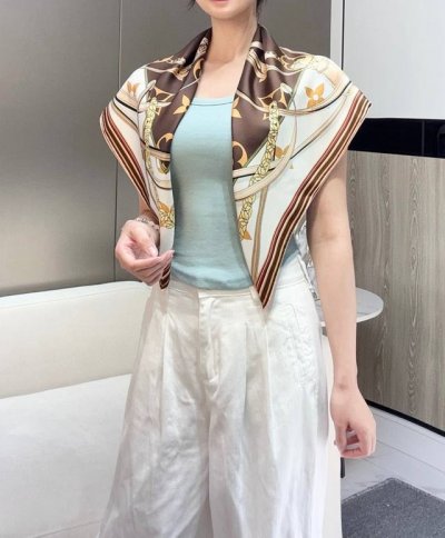 18姆米双面230 L V丝巾质地非常柔软，随便怎么系怎么绑，随心造型！细节上也是非常赞，图片根本反映不了她的美，精致之中显态度，时尚大牌又非常的日常。配色很有