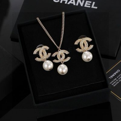 chanel 小香项链，耳环 高端品质，专柜同材质，做工精致细腻，重工版本，很有设计感简约大方温文尔雅，特别温柔。经典双C上点缀着施华洛世奇水钻，Blingbl