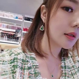 我们出品 葫芦小号项链，可订做真金真钻版，量大咨询客Fu Qeeli 麒麟葫芦珠宝采用 中国元素与现代设计融合，红色的玛瑙配合Wulu的形状，似红叶绚烂，如花朵