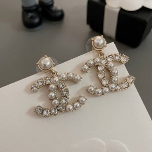 高品质 细节如图 半珠半钻耳环耳钉 一眼看到就很喜欢 非常的气质柔美 Z一致施华洛珍珠水晶 实在是爱不释手 简单的设计 内涵的点缀 绝对会成为一个经典款