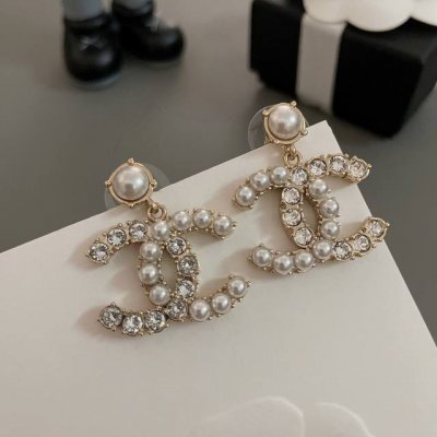 高品质 细节如图 半珠半钻耳环耳钉 一眼看到就很喜欢 非常的气质柔美 Z一致施华洛珍珠水晶 实在是爱不释手 简单的设计 内涵的点缀 绝对会成为一个经典款