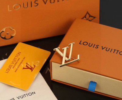 精工版本 路易威登项链 秉承精湛匠艺 以锻造耀目 Lv Twig 胸针 抛光色泽成就经典 Lv 字母的自然化身 流露品牌格 明星同款 经典百搭 胸针