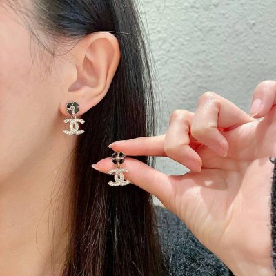 chanel香奈儿 中古 耳钉小香家的款式真心无需多介绍每一款都超好看，精致大方，非常显气质.