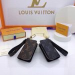 元配图片原版包装 路易威登Louis Vuitton经典老花汽车钥匙包、零钱包。 独家原单货 Lv经典钥匙扣包饰挂件。 顶级进口专用材质 五金为进口钢 原版Lo