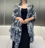 dior新款伊如动物丛林丝羊绒围巾长款披肩！纯粹的高级和时髦感！太有品味了！！ 好看死了，质感有腔调！！Dior招牌的动物元素高端丝绒正反双配色印染的围巾披肩~