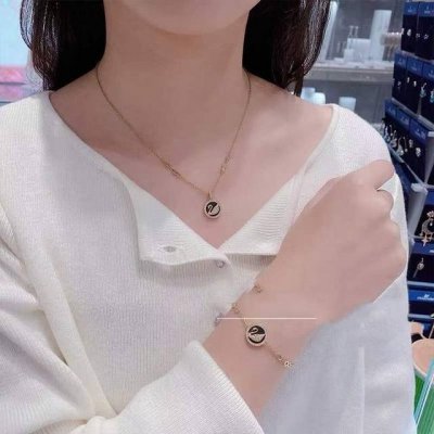 swarovski 黄金黑皮天鹅 锁骨项链 就以这款缔造浪漫清新的魅力﹗在黑色真皮的衬托下，施华洛世奇天鹅标志上的密镶Swarovski仿水晶闪生光。