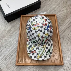 g家。 超A品质 最新款！时尚潮流，高端做工！每一个帽子都是用心之作！牛津材质！头层牛皮！配盒子、防尘袋、非一般的品质，细节也很重要。真皮帽钉，真皮调节带！