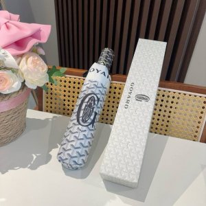 Goyard戈雅 三折自动折叠伞 热卖款 时尚指数爆表 不论晴天雨天使用都相得益彰 拥有它感受风从身体经过的感觉 留下沁人的芬芳 时尚达人必备哦 原单代工级品质