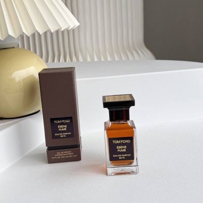 专柜品质 Tom Ford新香水 Ebene Fume香评 烟熏乌木 刚入手了Tom Ford新出的 B Ne Fum 直译过来是烟熏乌木 - 喷在手腕上 立刻