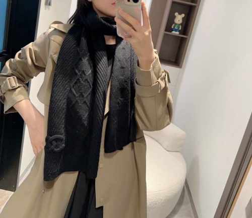 Chanel秋冬新款针织围巾羊绒针织长巾美翻了[流泪]御用殿堂级极品新款在售 进口纯羊绒针织毛线美丽至极 真的 上身极为衬肤色 百搭 好看不好看自己看吧 围巾尺