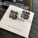 chanel香奈儿镂空黑白组合字母耳钉热销款爆上新一致Zp，专柜同步Chan 25 黑金镂空描边漫画双C耳钉镂空的设计带来视觉冲击！加上描边效果的珐琅，非常的特