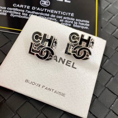 chanel香奈儿镂空黑白组合字母耳钉热销款爆上新一致Zp，专柜同步Chan 25 黑金镂空描边漫画双C耳钉镂空的设计带来视觉冲击！加上描边效果的珐琅，非常的特