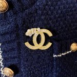 chanel小香 专柜新款镶钻和珍珠搭配香奈儿胸针，是最懂女人的饰物。那些倾注了全部心血去做自己的女人，往往更珍惜胸针的意义。香奈儿女士把胸针别在帽子上，并告诉