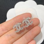 编号Xed0012 向经典致敬 Ch Nel经典小双C Logo耳钉 Zp3650 一款任何人任何年龄都不会Say No的耳环 可遇不可求 宝们 专柜名副其实的