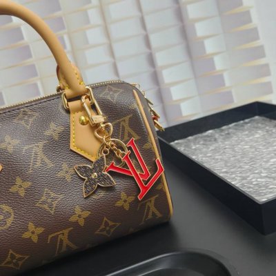 M69008新款 经典老花配大红花卉 S批Ring Street 包饰与钥匙扣选用 Monogram 帆布与金属件等多元材质，舒展经典 Monogram 花卉与