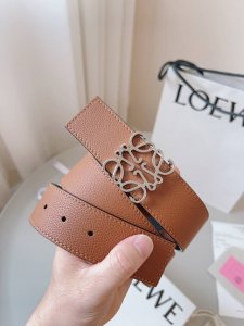 罗意威Loewe 正反两穿腰带，选用压纹丝绸牛皮革制成，反复Anagram图案，配有Loewe Anagram 扣 宽度：4.0 顶级
