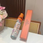 爱马仕 Herm S 新款 极品H家三折自动伞重磅呈现 以其精湛的工艺技术和源源不断的想像力 新涂层技术伞布 带来令人惊喜的遮光效果 让防晒及隔热性能更优保障