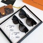 Louis Vuitto* Z2686U Z2645U Lv Line Cat Eye 太阳眼镜令经典构型呈现色彩的鲜明反差，以瞩目设计彰显匠心创意。深沉镜框勾