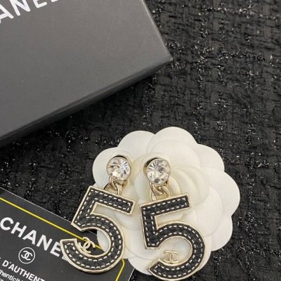 香奈儿耳钉热销款爆上新 一致Zp Chan 23 黑金小羊皮水钻5号耳钉 皮纹黑金，超有质感！百搭美翻 复古时髦，上耳飒又酷