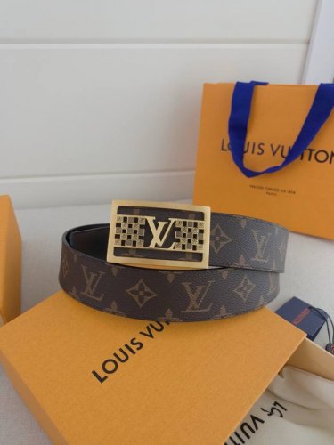 Lv 奢华款现代 Taurillon 皮革 饰以雅致大方的标志性 Lv 首字母 柔软结实的皮带 双色搭配可双面使用 可搭配从礼服到休闲装各种服饰 宽度4.0Cm