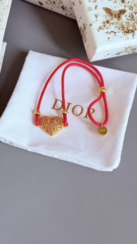 高品质 细节如图 Dorelita 手链来自向Dior的爱与浪漫之情致敬的Dioramour 限定系列是一款精美而浪漫的单品，饰以彼得罗 鲁福 pietro R