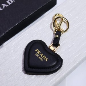 prada 普拉达 今年的prada简直是开挂 最新出炉的爆款三角钥匙扣 又是一款必入的单品早买早戴上出街 巨好看 超级百搭 利用率满分 Lisa 同款 洋气爆